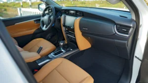 Toyota Fortuner 4.0L essence SR5, toutes options, année 2025