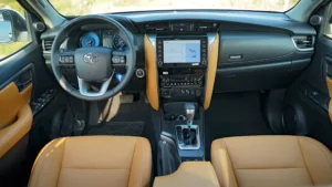 Toyota Fortuner 4.0L essence SR5, toutes options, année 2025