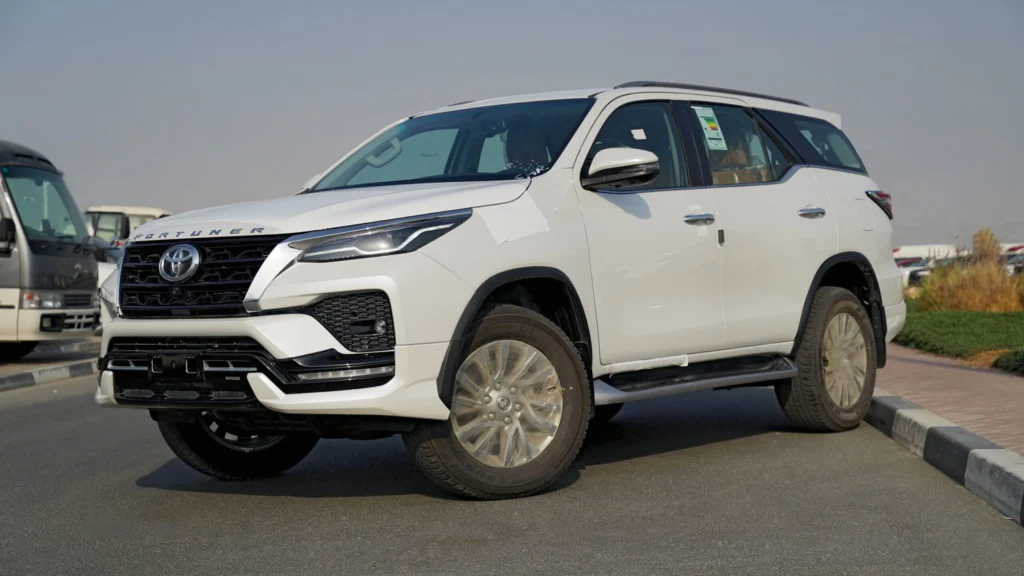 Toyota Fortuner 4.0L essence SR5, toutes options, année 2025