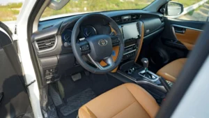 Toyota Fortuner 4.0L essence SR5, toutes options, année 2025